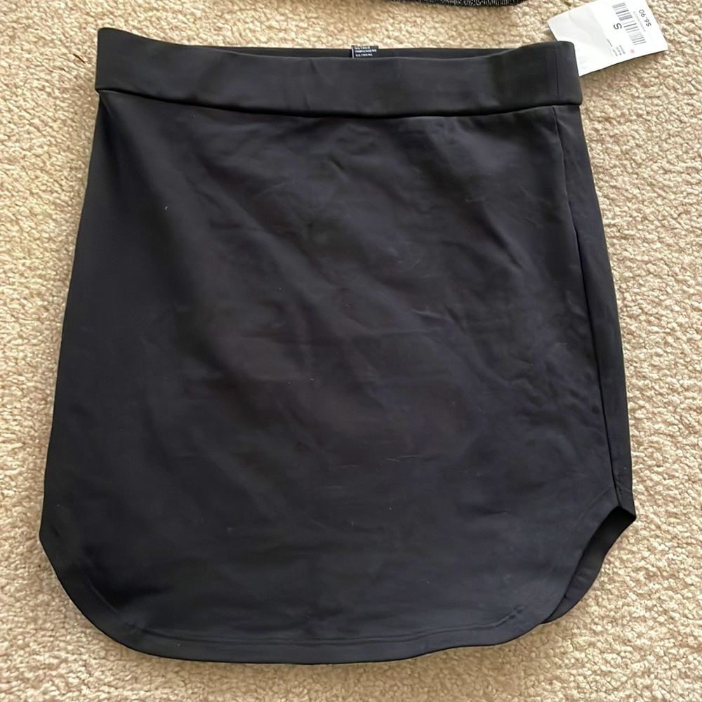 Forever 21 Plain Black skirt. Never worn and brand new.